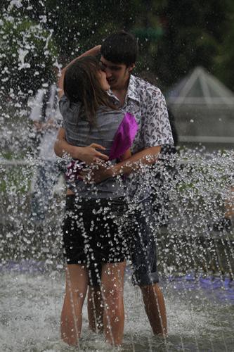 Покажите милую пару,целующуюся в фонтане или под дождём?