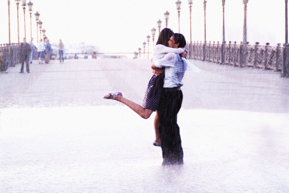 Покажите милую пару,целующуюся в фонтане или под дождём?