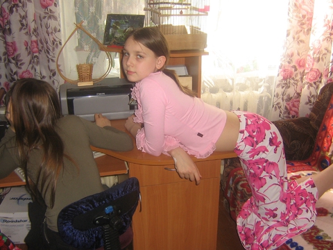 г