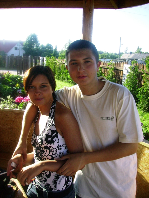 слева 
