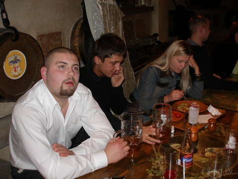 посередине