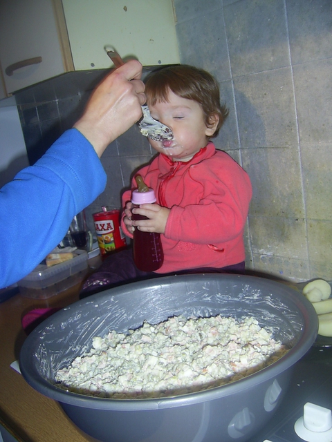 Мы не кушаем с мелкой посуды)