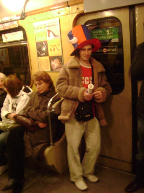 Обезбашенный фанат в метро :)