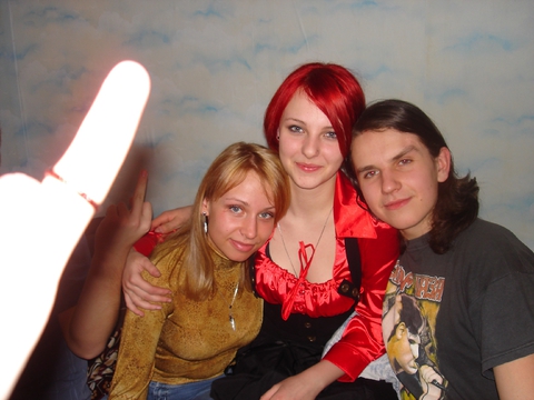 я по середине,2 моих любимых человека и палец))