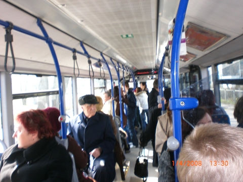 почемус утра автобусов стока народу?приходица стоять :(((