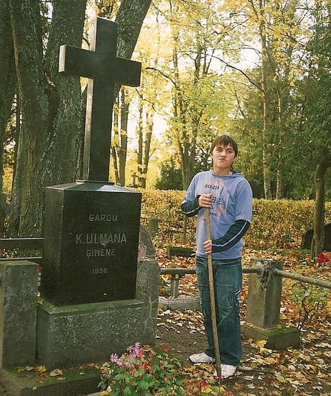 es pie kārļa ulmaņa kapa