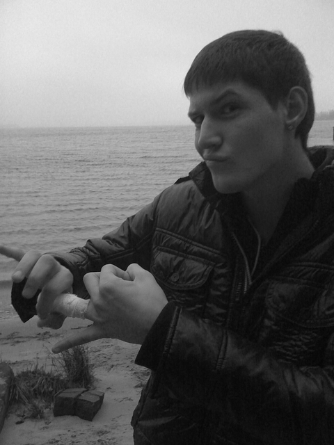 Витя засовывает