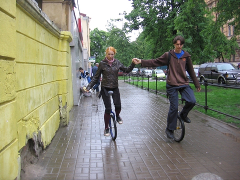 пара на унициклах