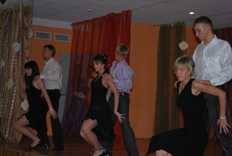 Выпускной 2009 -румба- я девушка по середине