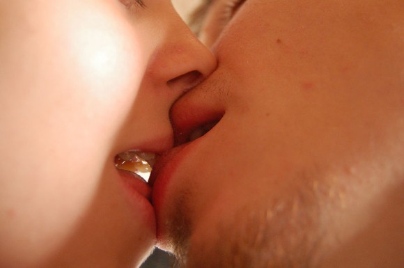 Kaislīgs skūpsts - jūsprāt kāds tas no malas izskatītos fotogrāfijā? 