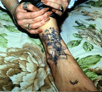 Хочу сделать татуировку на лодыжке, а какую тату делать, не знаю, может посоветуете что? ( рисунки, которые будут не по теме, будут удалены! )