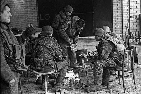 На позициях морских пехотинцев. Грозный, 1995.
