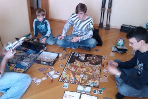 Задроты на отдыхе! =) Настольная игра Warhammer! Я в тельнике...