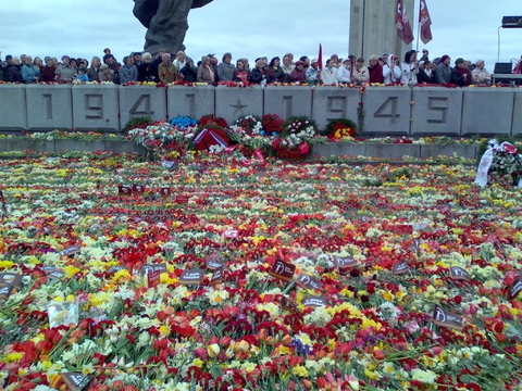 Возложение цветов в Риге у памятника Великой Победы 1945 года.