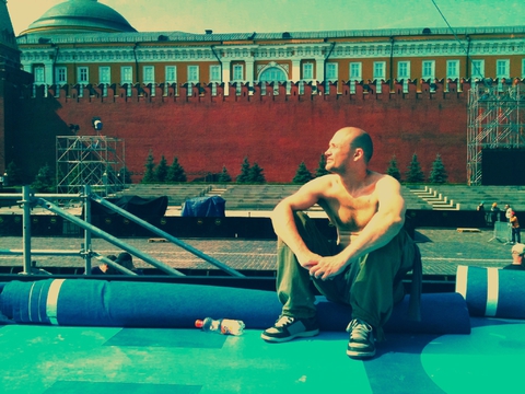Макс Митенков загорает