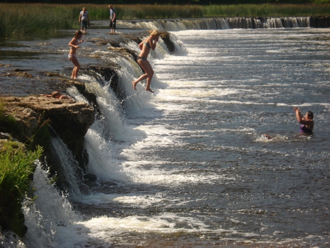 в полёте в водопад :)))