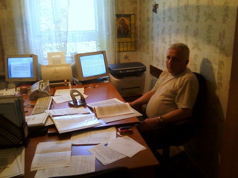 На работе в кабинете.