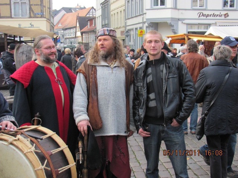 Монах <- Сибостьян -> Jogis (Я) (в Германии)