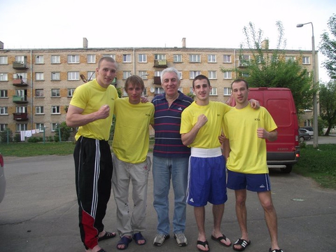 слева)