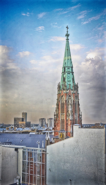 Вид на башню церкви святой Гертруды из окна библиотеки.