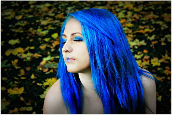 Покажите девушку с синими или зелеными волосами?