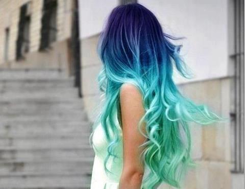Покажите девушку с синими или зелеными волосами?