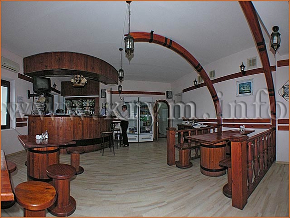 Покажите мне как выглядит зал в кафе-баре?