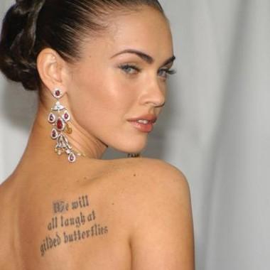 Покажите красивую татуировку-надпись, небольшую, которую можно сделать на спине или плече?
