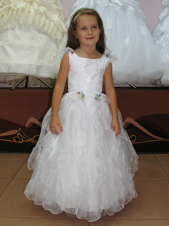 какое свадебное платье подойдет невесте на рост 159 см + 7;8 см каблук?желательно что бы купить в Латвии можно было?