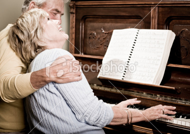 Покажите красивую фотографию где мужчина и женщина за роялем?Либо один мужчина за роялем