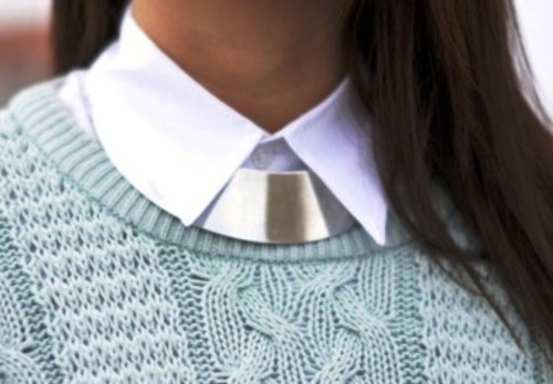 Покажите, пожалуйста, красивое украшение, аксессуар к длинному однотонному вязанному свитеру?
