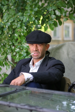 Покажите харизматичного и умного персонажа кино, который вам нравится?