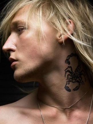 Покажите прикольные красивые татуировки на шею для мужчины?