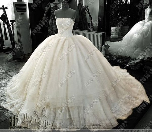 покажите красивое свадебное платье?