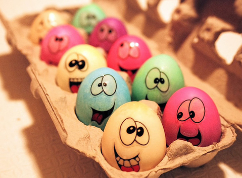 предложите варианты как оригинальней и красивей покрасить яйца на пасу ?