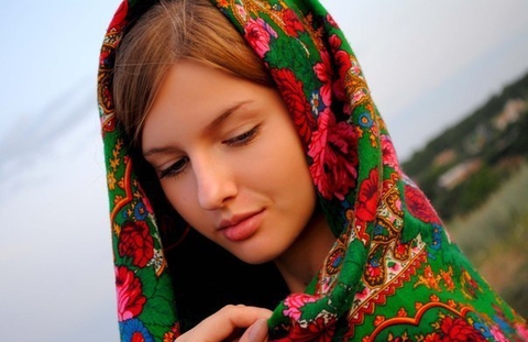 Покажите мне портрет девушки, у которой на плечах русский шарф (орнамент с цветами)?
