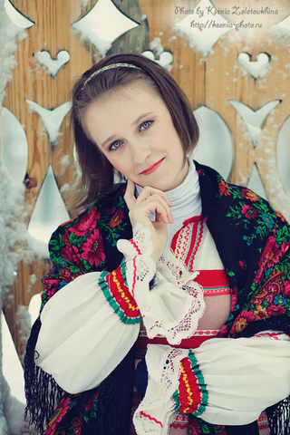 Покажите мне портрет девушки, у которой на плечах русский шарф (орнамент с цветами)?