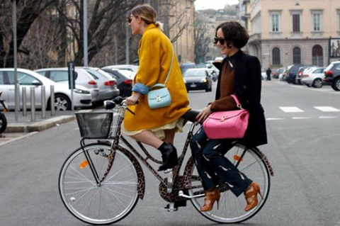 Какой женский велосипед наиболее удобен для прогулок по городу? Покажите?