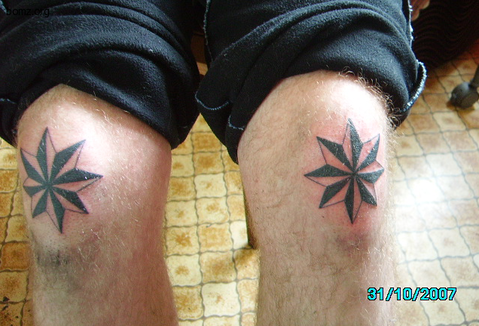 Покажите айс татуировку на коленку?