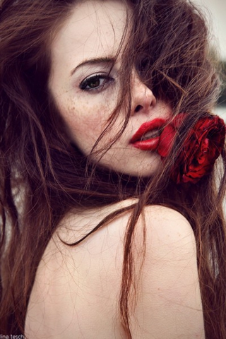 Покажите интересный образ девушки с красной помадой на губах, которая вам нравиться ?