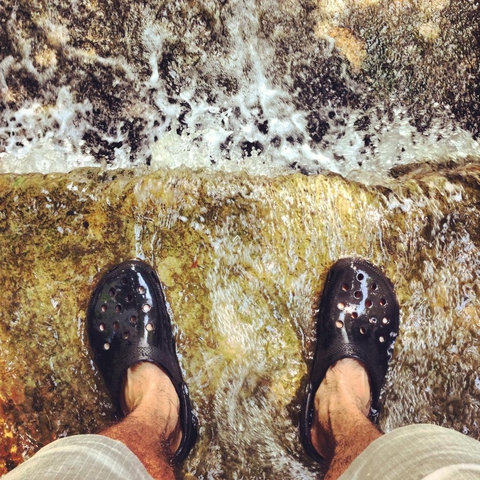 Все больше людей можно увидеть в обуви Crocs. Как вы относитесь, к этому изделию?