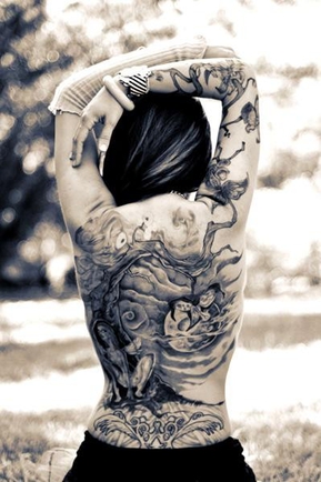 есть фото красивой татуировки на девушке?