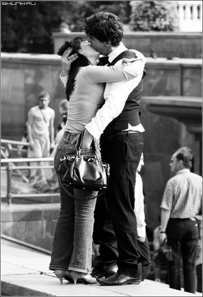 Покажите мне страстный поцелуй):):)