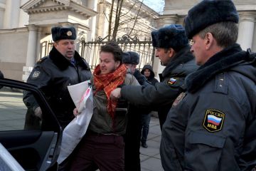 В чем/ком нуждается больное общество?