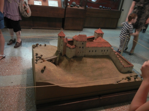 тот же замок, только музейный экспонат :)