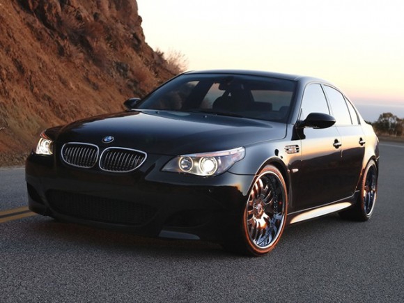 Кините фотки BMW M5 e60 чернова чернова цвета?