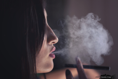 Выдыхай... (сигарета и дым не настоящие, курение вредит здоровью