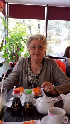 Бабушка в 80 лет первый раз попробовала суши ))) довольна )))