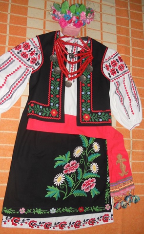 как одеть национальный костюм украины?