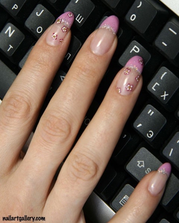 Покажите нарошенные ногти розового цвета?